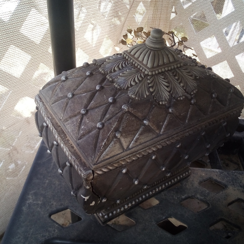 Ceramic trinket box